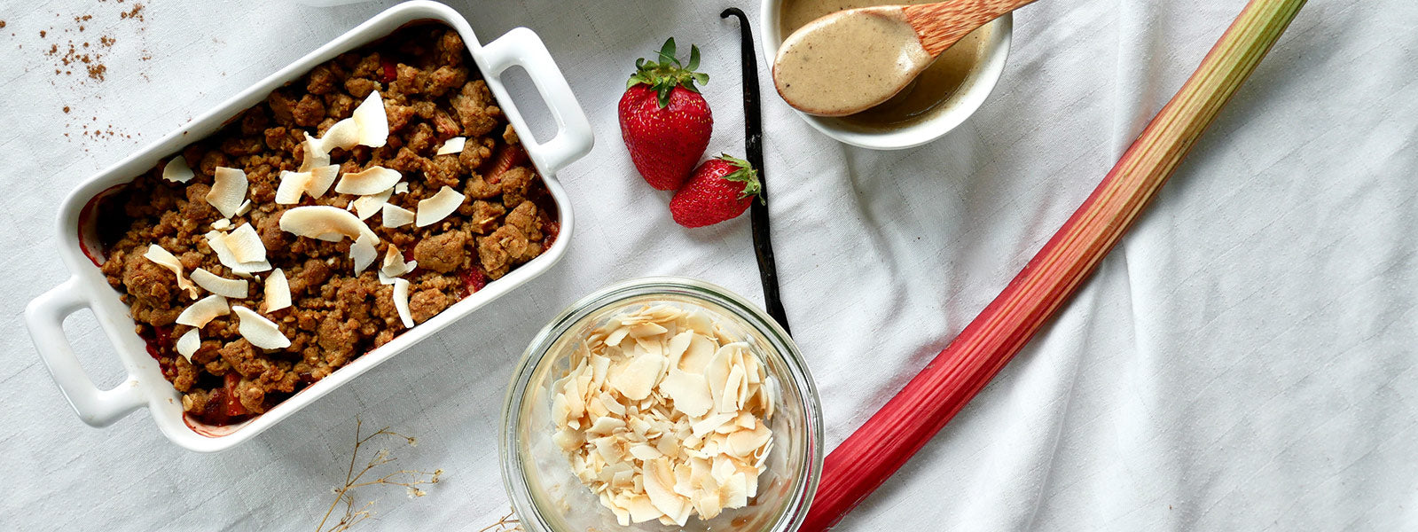 Erdbeer Rhabarber Crumble mit Kokos