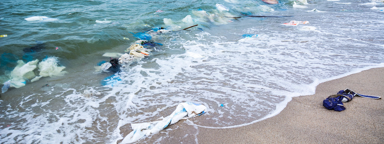 Wie gelangt der Plastikmüll in die Ozeane?